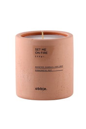 Aberto Design Set Me On Fire Verti Vela Perfumada Hormigón Aroma Manzana y Canela Rosa 8.5x9cm